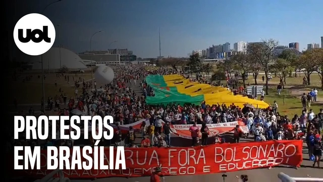 Manifestantes e população indígena vão às ruas contra o presidente Bolsonaro em Brasília