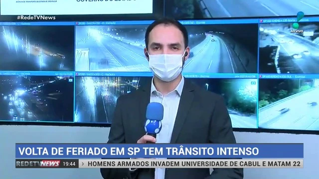 Estradas de São Paulo registram trânsito intenso em noite de feriado