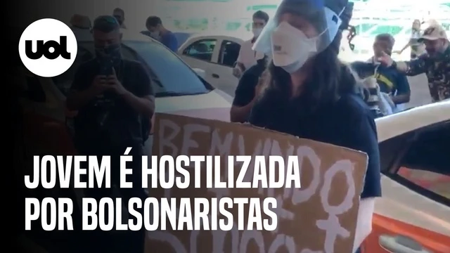 Jovem com placa em referência aos mortos pela covid-19 é hostilizado por bolsonaristas