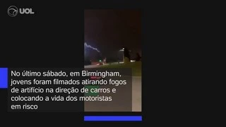 Reino Unido: Jovens atiram fogos de artifício na direção de carros; assista