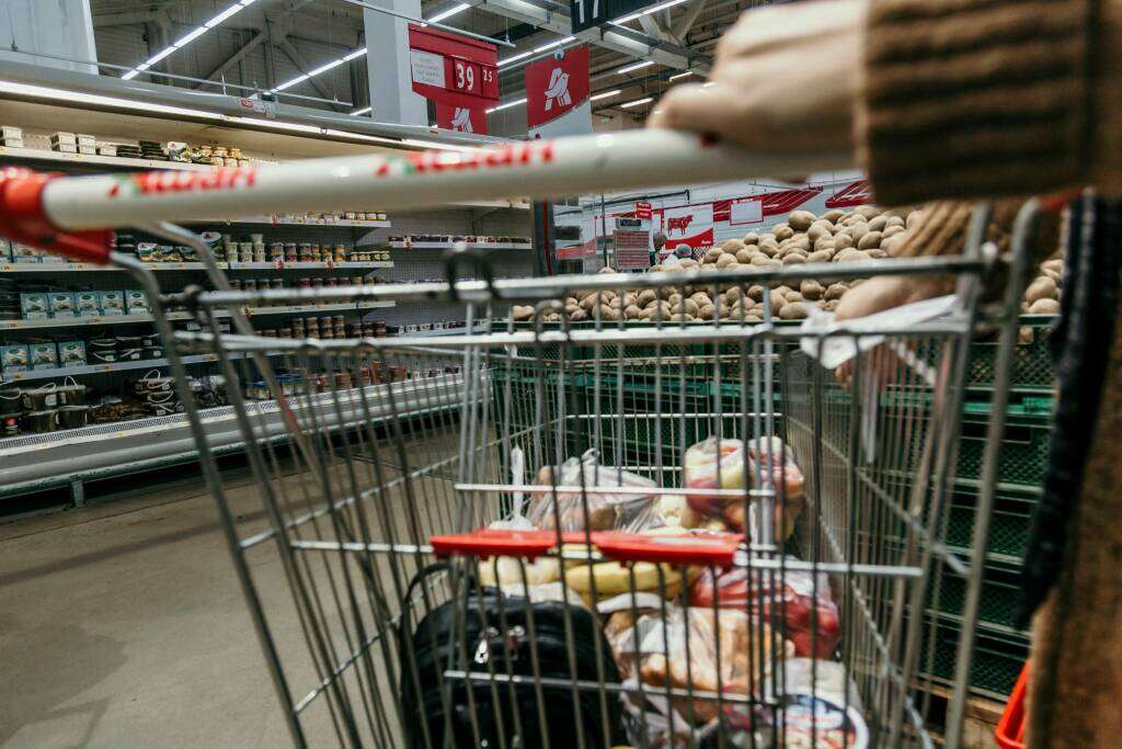 Ruba cibo al supermercato e lancia il carrello contro la cassiera: 78enne arrestato per tentata rapina