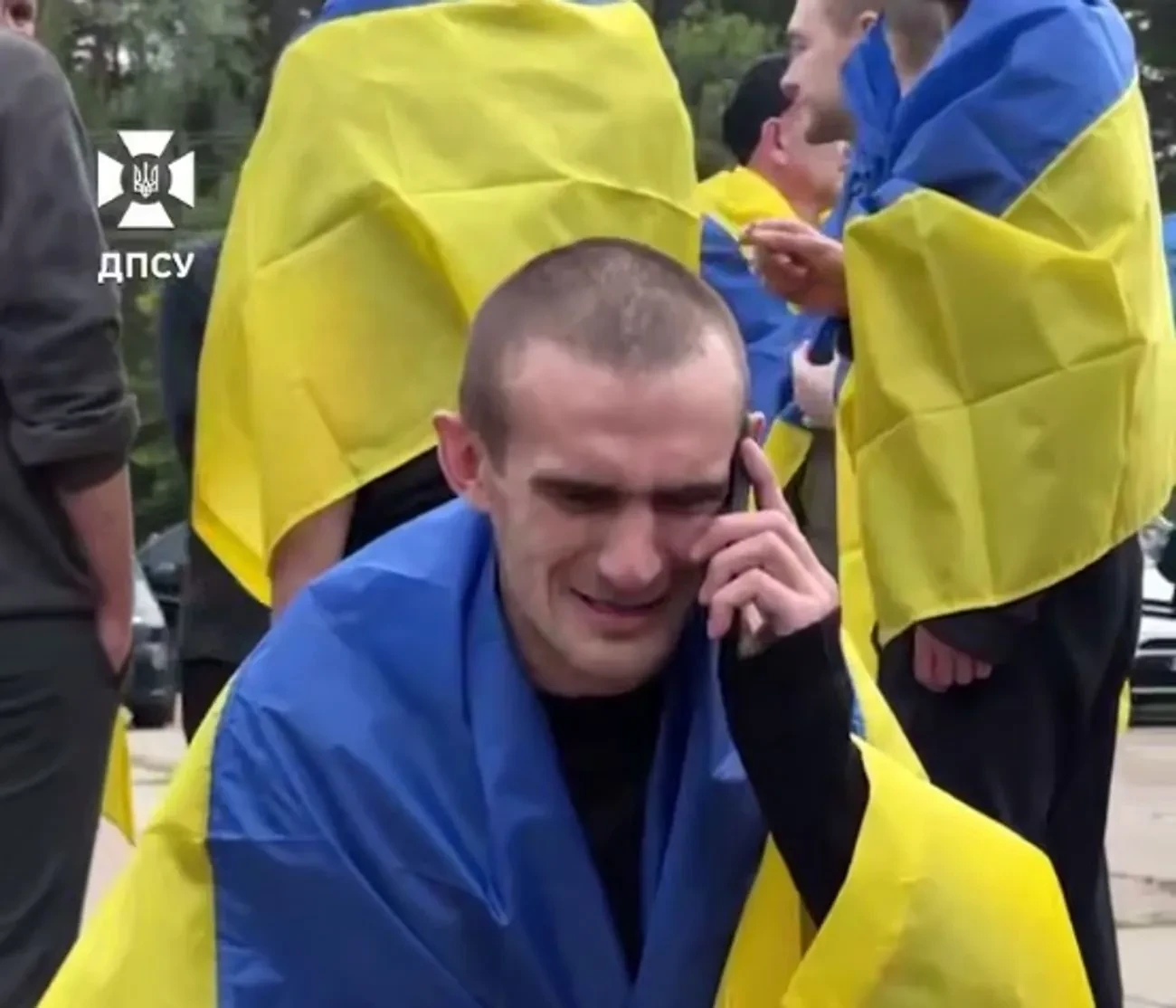 “Україна понад усе, мам! Я незламний”: у ДПСУ показали перший дзвінок звільненого з полону захисника