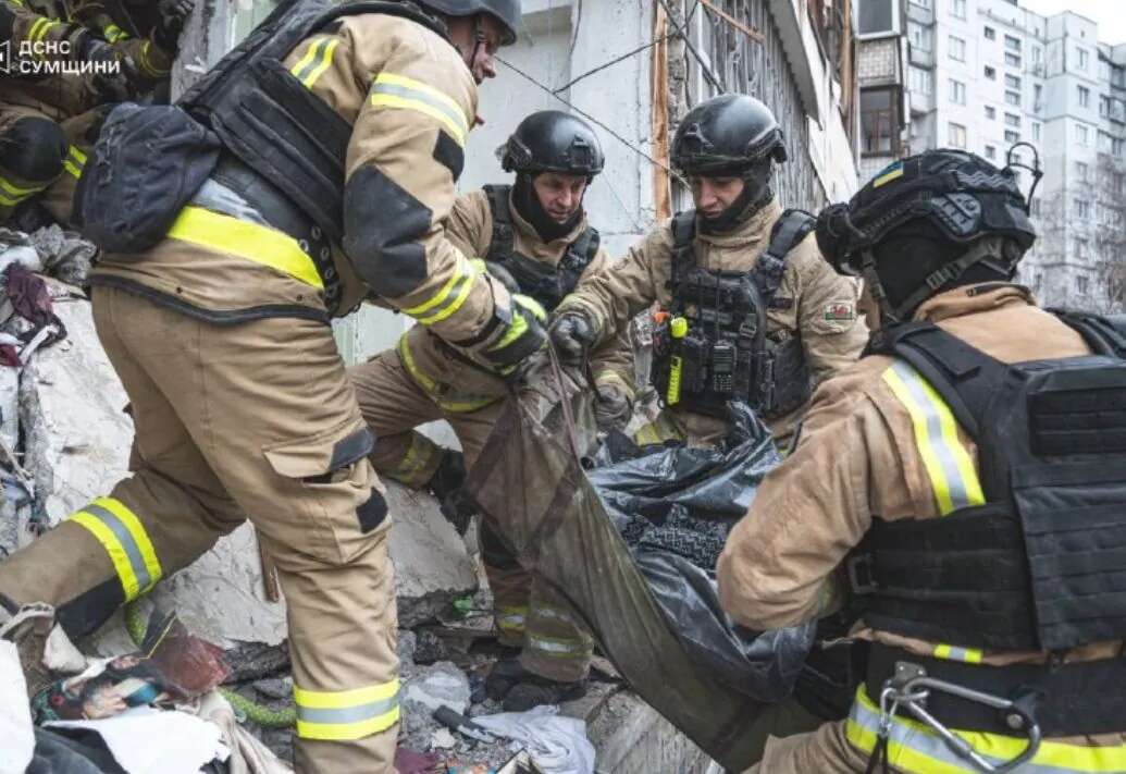 Рятувальники дістали з-під завалів дістали ще одне тіло: у Сумах кількість жертв ворожої атаки зросла до 7