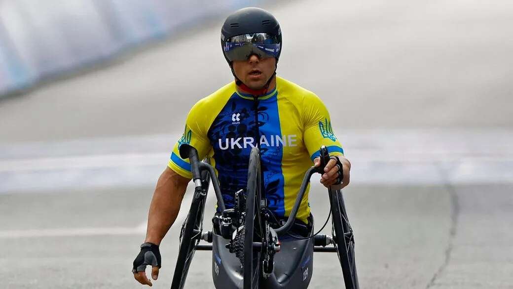 Павло Баль здобув першу в історії України паралімпійську медаль в гендбайку