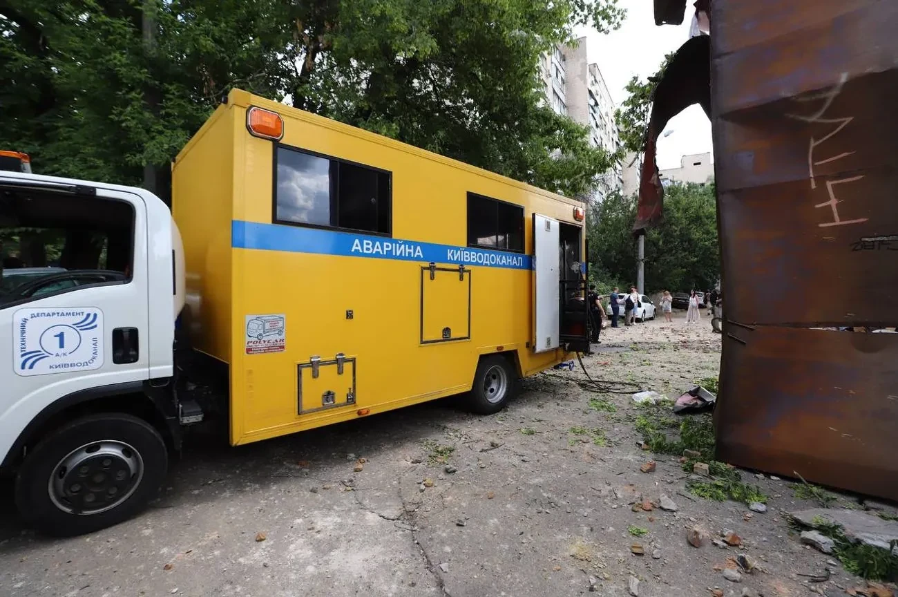 У Києві через аварію немає води на низці вулиць, є обмеження руху