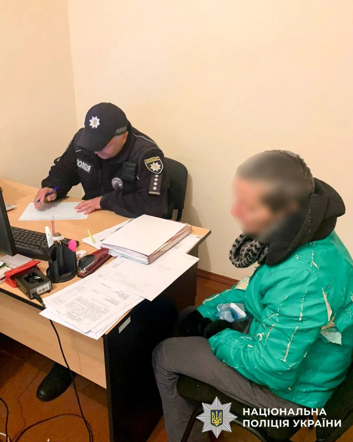 Вкрала шеврони, м’які іграшки та іменні стікери біля портрету загиблого героя у Рівному: поліція затримала жінку