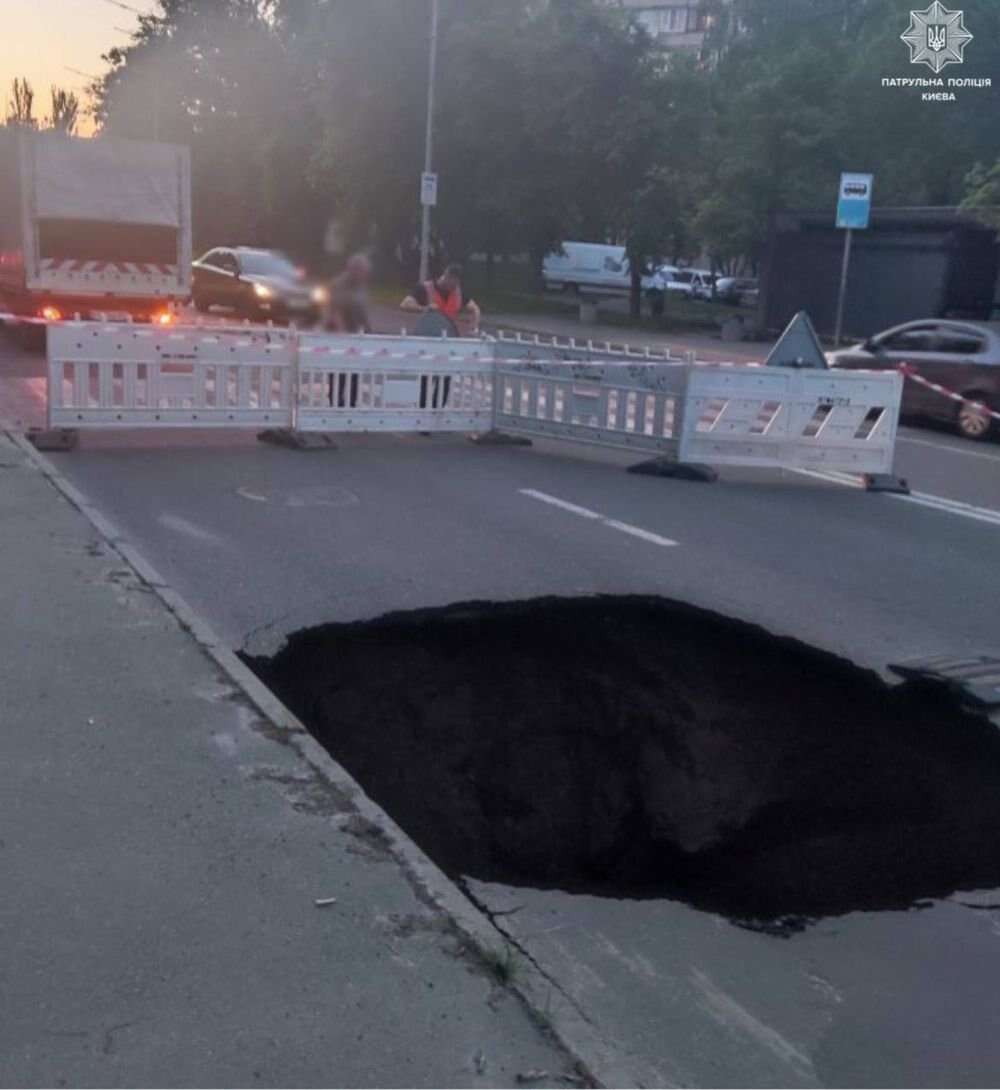 У Києві на вулиці Генерала Наумова з’явилося провалля, рух ускладнено