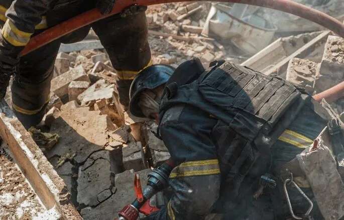 До ліквідації наслідків ворожого удару у Полтаві залучено понад 220 рятувальників - ДСНС