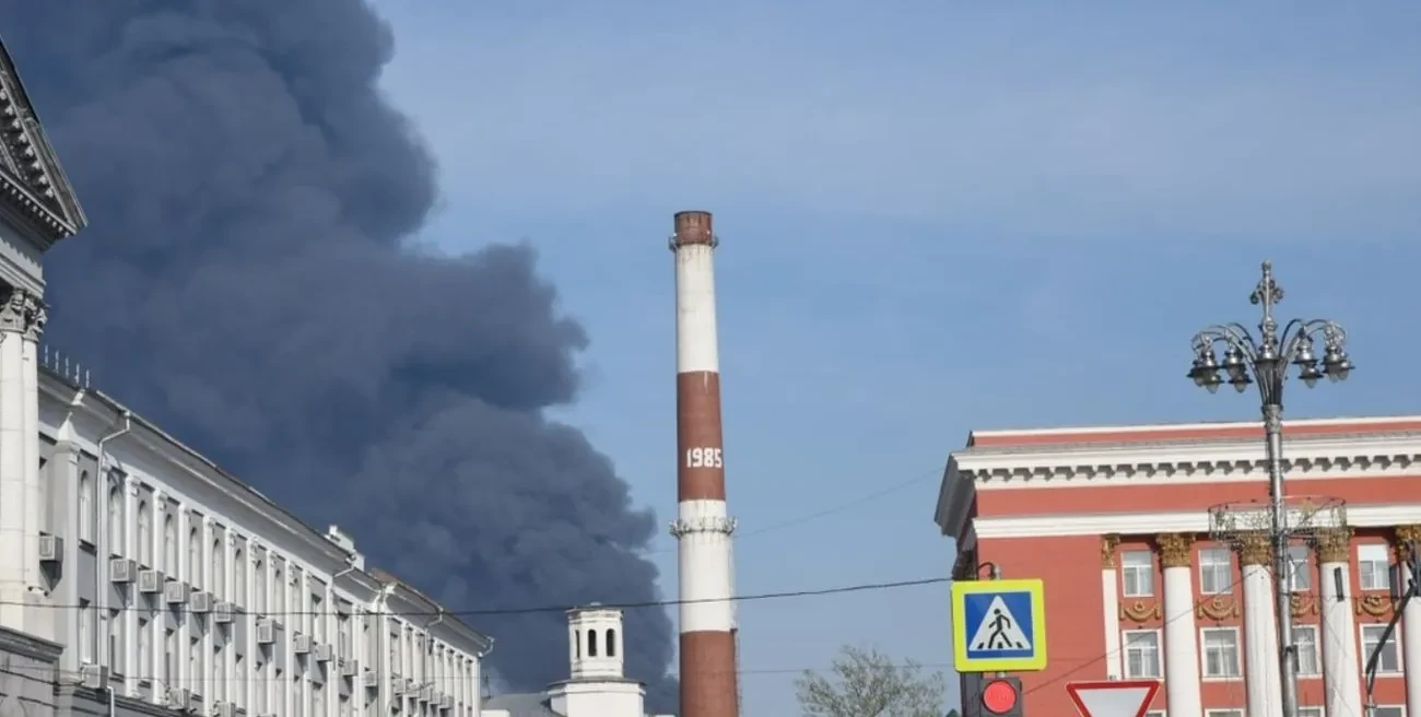 У Курську палає підшипниковий завод: стовп диму видно з усього міста