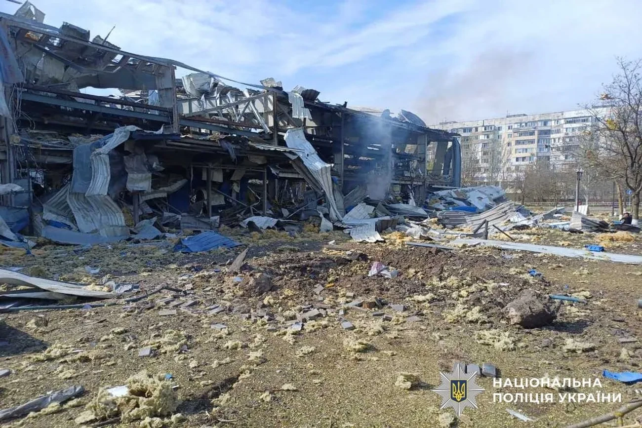 У Херсоні росіяни зруйнували льодову арену: є загиблий, відомо про 11 постраждалих