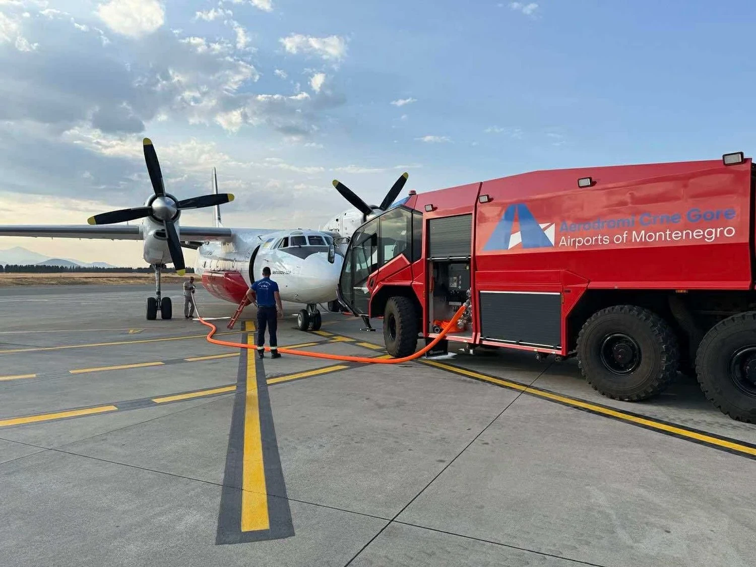 Пів години від виклику до скиду води: як український AN-32П гасить пожежі в горах Чорногорії