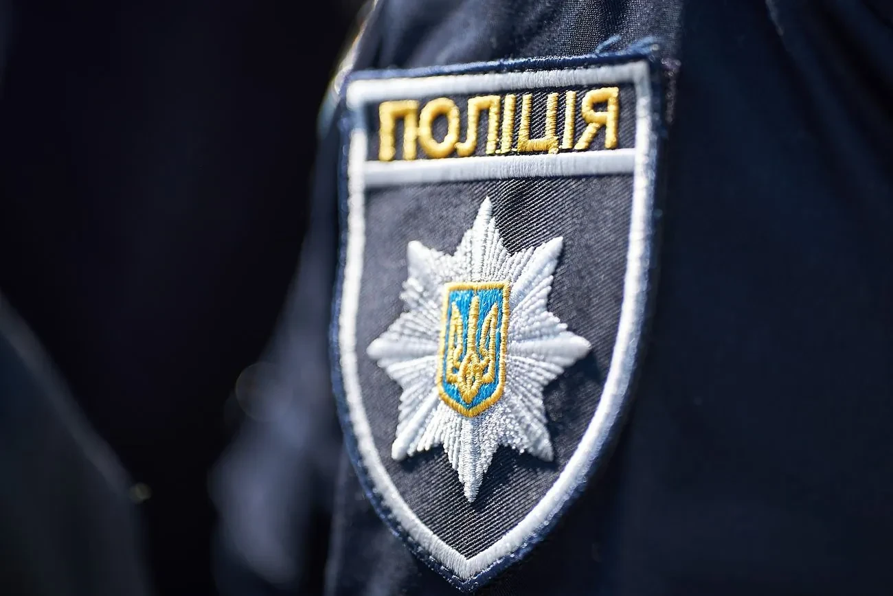 У Києві школярка випала з вікна третього поверху: у закладі освіти працює поліція