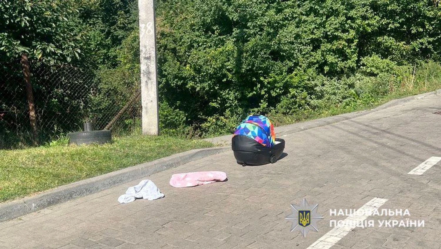 Забув люльку з немовлям на даху авто, а коли рушив і вона впала - навіть не зупинився. Малюк травмувався, а 