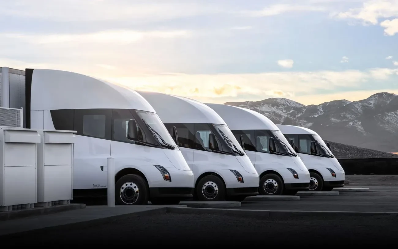 Tesla обіцяє перші електровантажівки Semi з конвеєра у США до кінця року