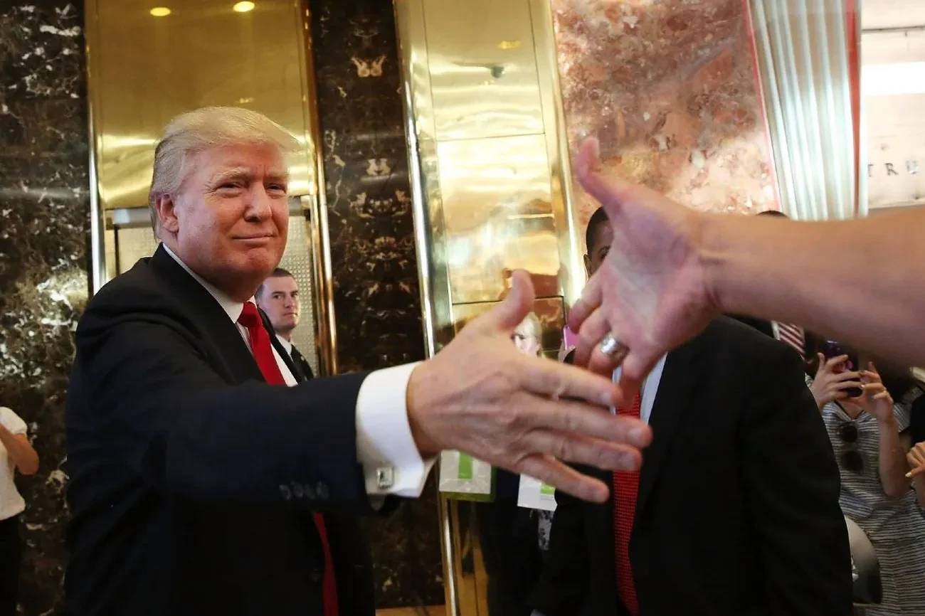 Трамп пройшов обстеження через набряки ніг та синці на руках