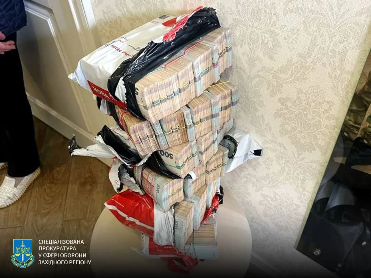 В Україні викрили багатомільйонну схему закупівлі техніки для армії: чотирьом посадовцям військового формування оголошено про підозру