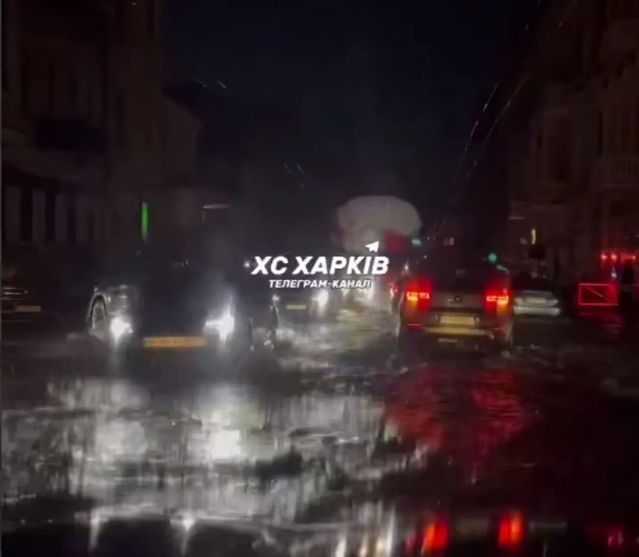 Наче апокаліпсис: у Харкові негода повалила дерева, а блискавка, ймовріно, влучила у підстанцію
