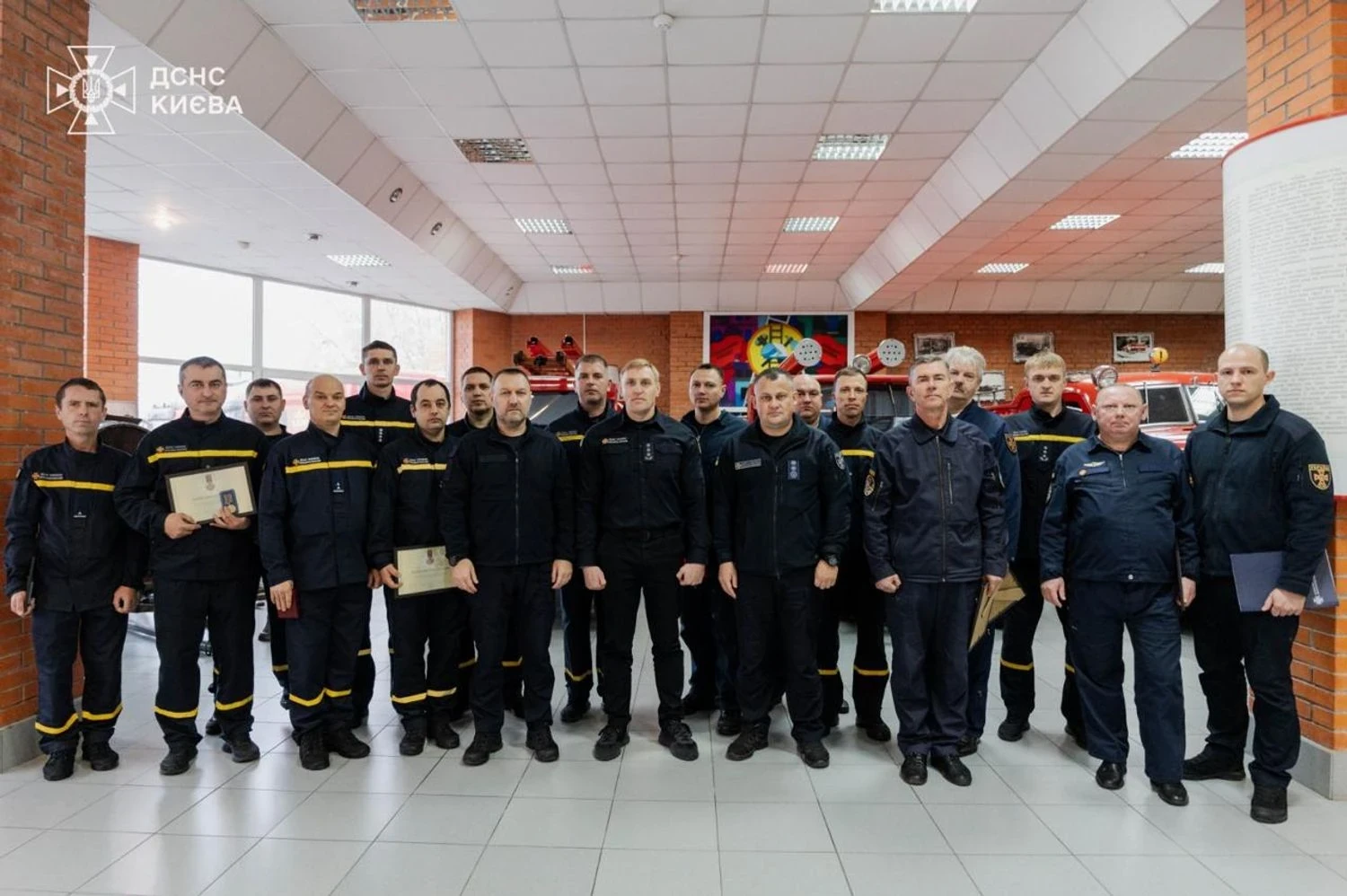 Герої серед нас: 16 рятувальників та пілотів отримали державні нагороди за порятунок людей