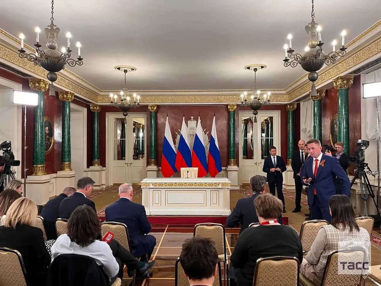 У кремлі зібралися російські та іноземні журналісти в очікуванні прес-конференції путіна