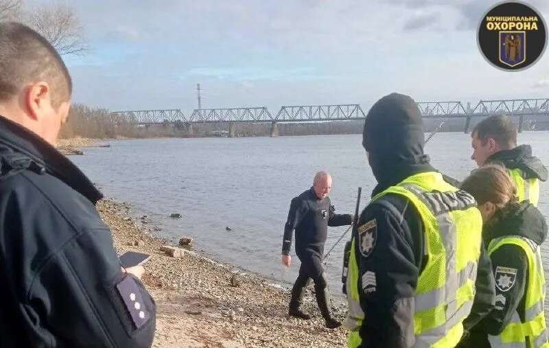 У Києві чоловік стрибнув з Північного мосту: водолази дістали тіло