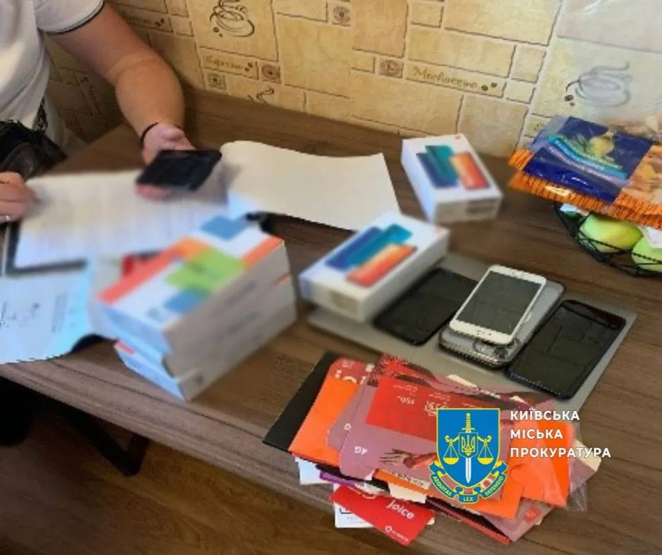 Знімали гроші з банківських карток громадян Чехії: у Києві судитимуть 14 членів злочинної організації