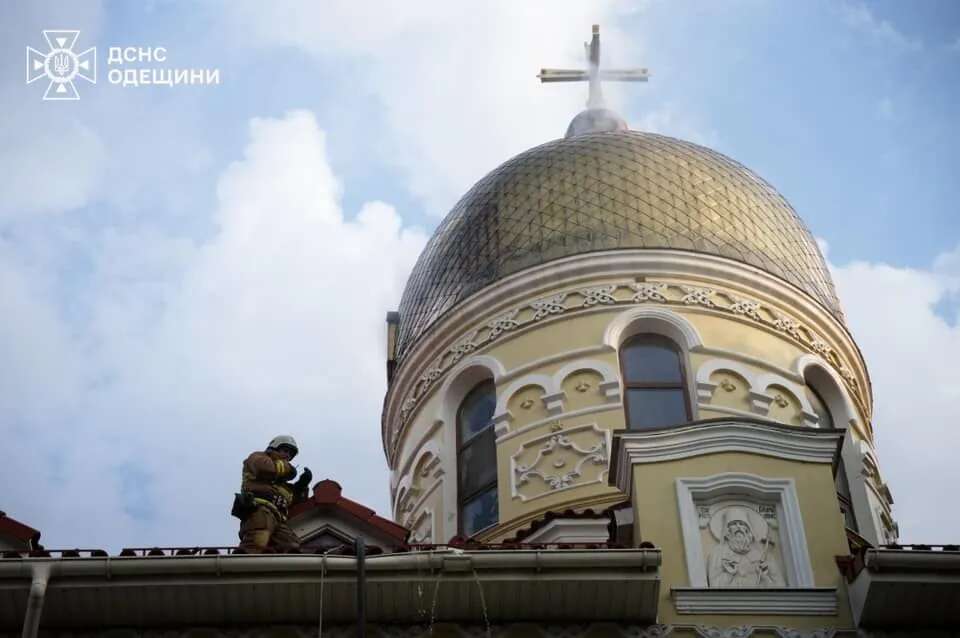 У чоловічому монастирі в Одесі через блискавку загорівся купол храму