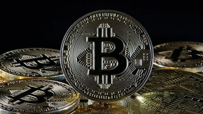 Ціна біткоїна знижується на тлі побоювань регуляторів і тривалого відтоку коштів