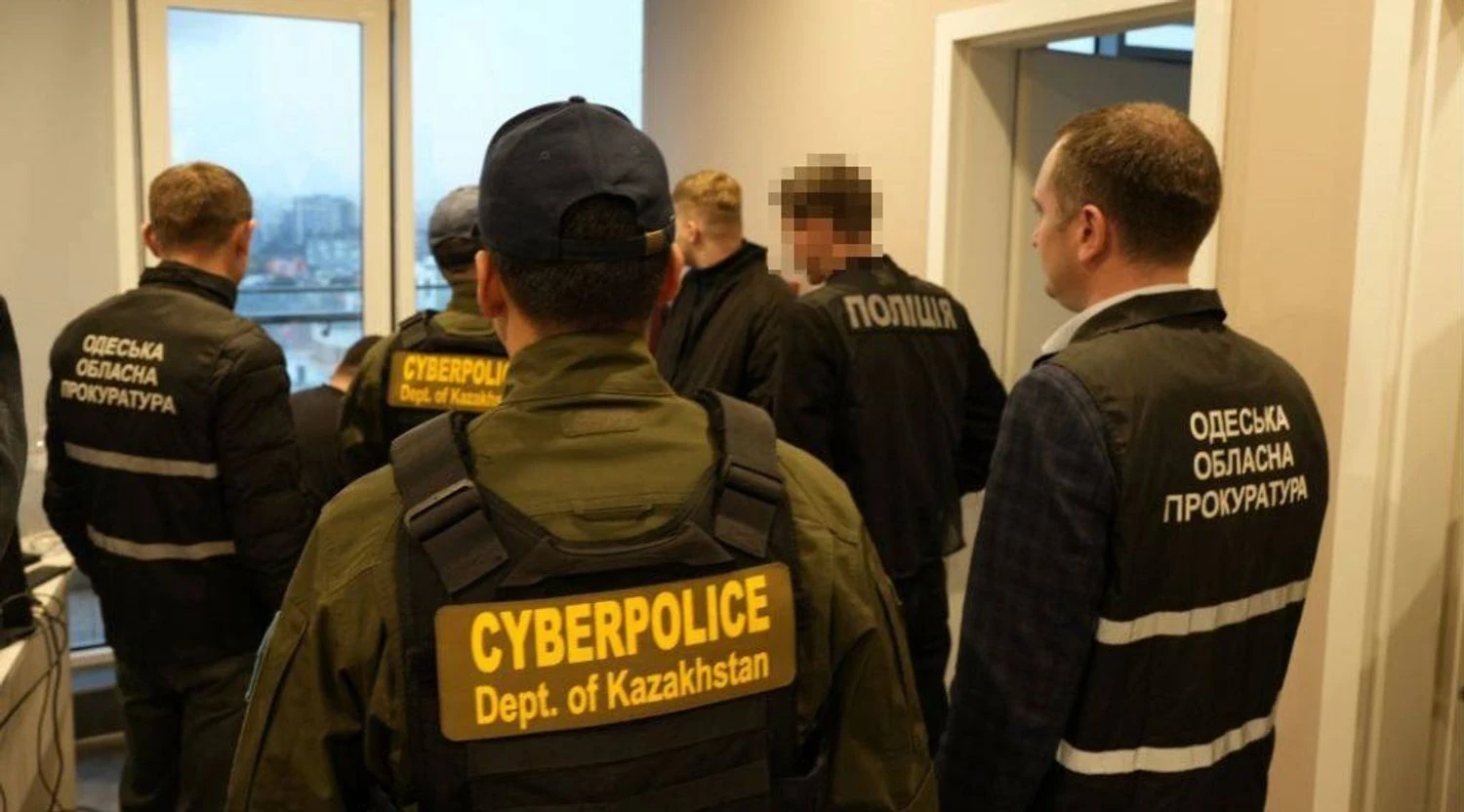 Ошукали людей на понад 92 тисяч доларів: правоохоронці України і Казахстану ліквідували шахрайський call-центр в Одесі