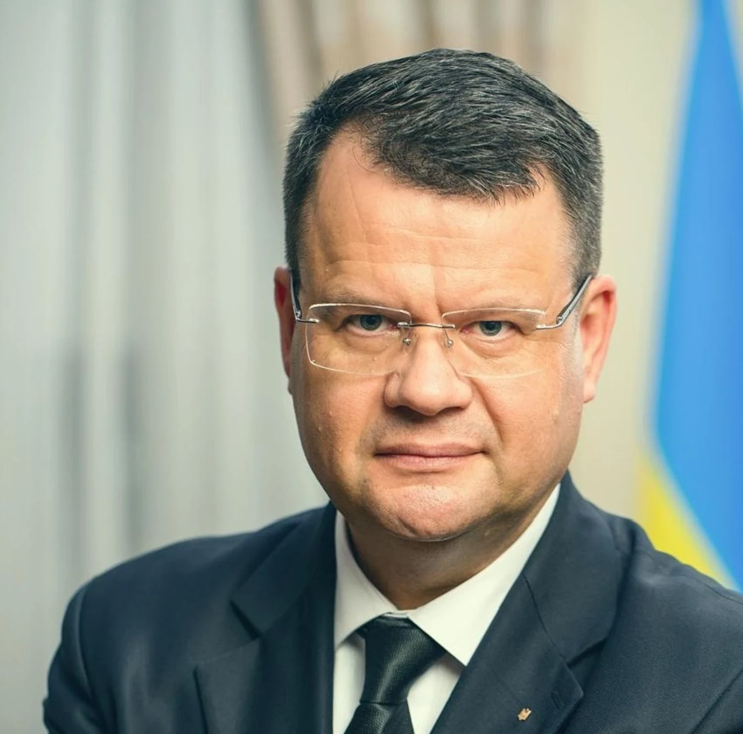 РОЖЕВІ ОКУЛЯРИ ДЕМОКРАТІЇ