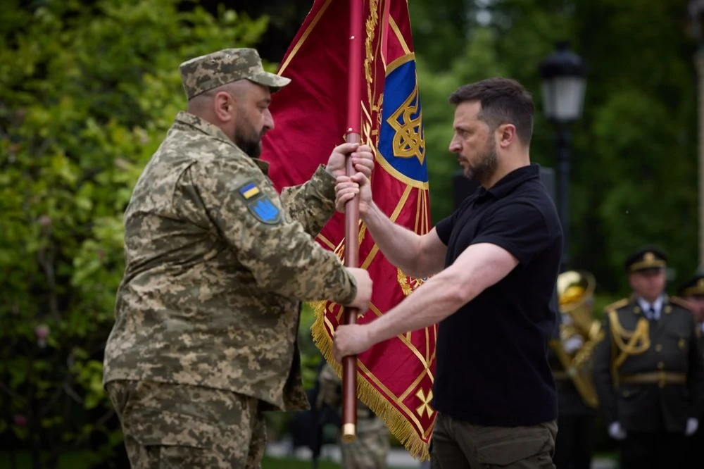 Зеленський вшанував українських піхотинців: вручив нагороди та бойові прапори