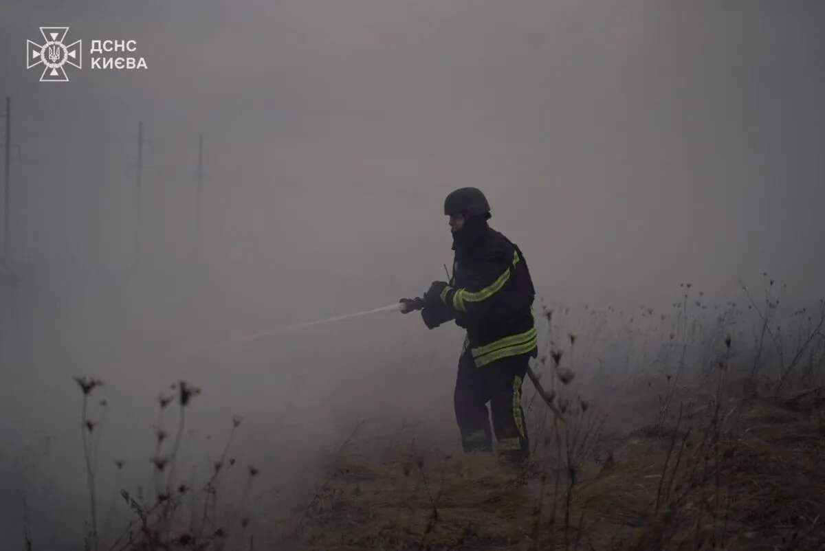 Пожежу після атаки рф на Київ загасили: показали наслідки