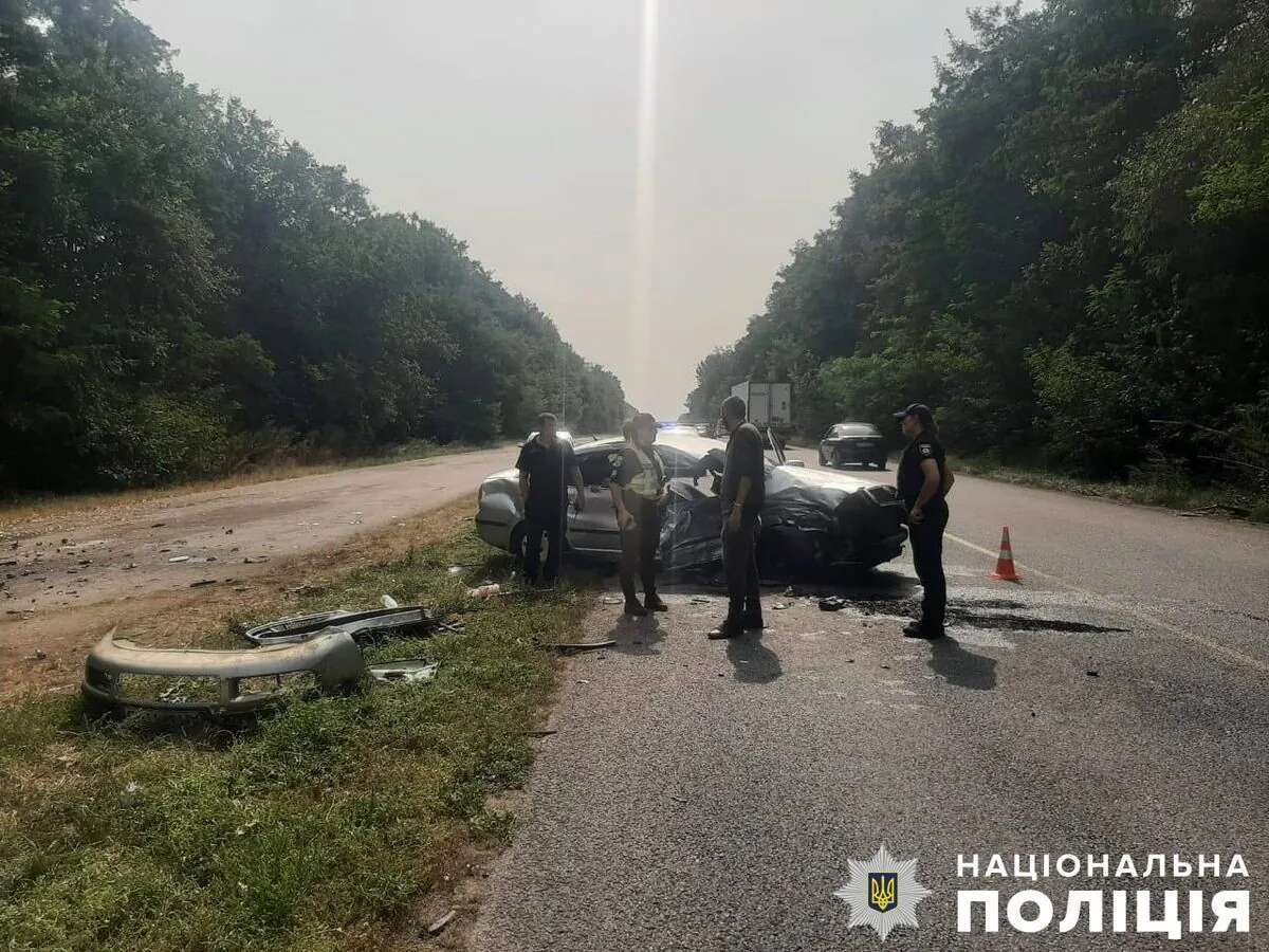 На Житомирщині автівку після зіткнення відкинуло на кросовер: 7 постраждалих, серед них двоє дітей