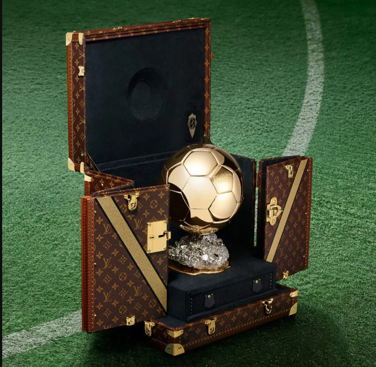 Louis Vuitton представив кейс для Золотого м’яча