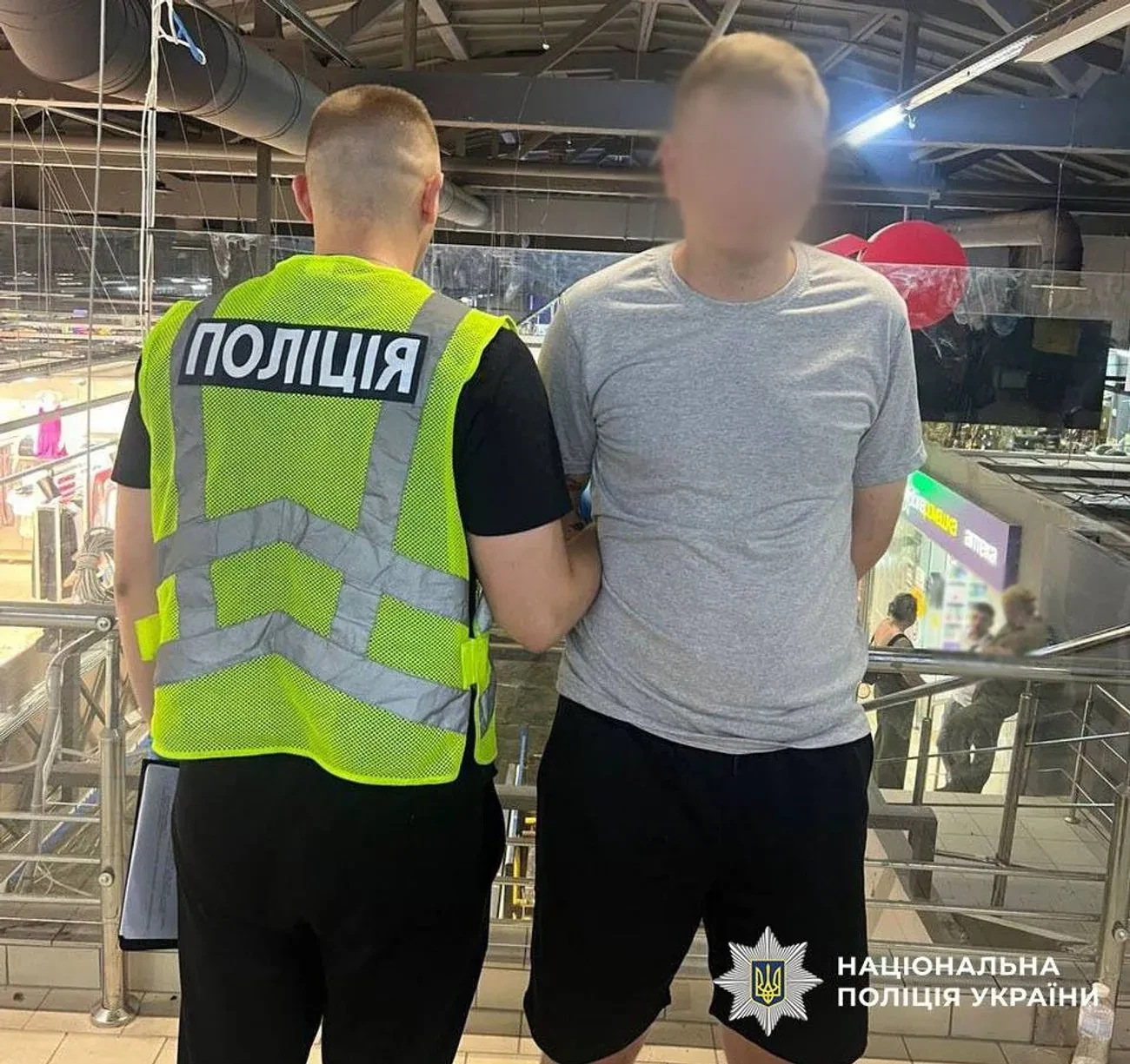 У столичному ТРЦ чоловік з ножем поранив відвідувача: є поранений, нападника затримано