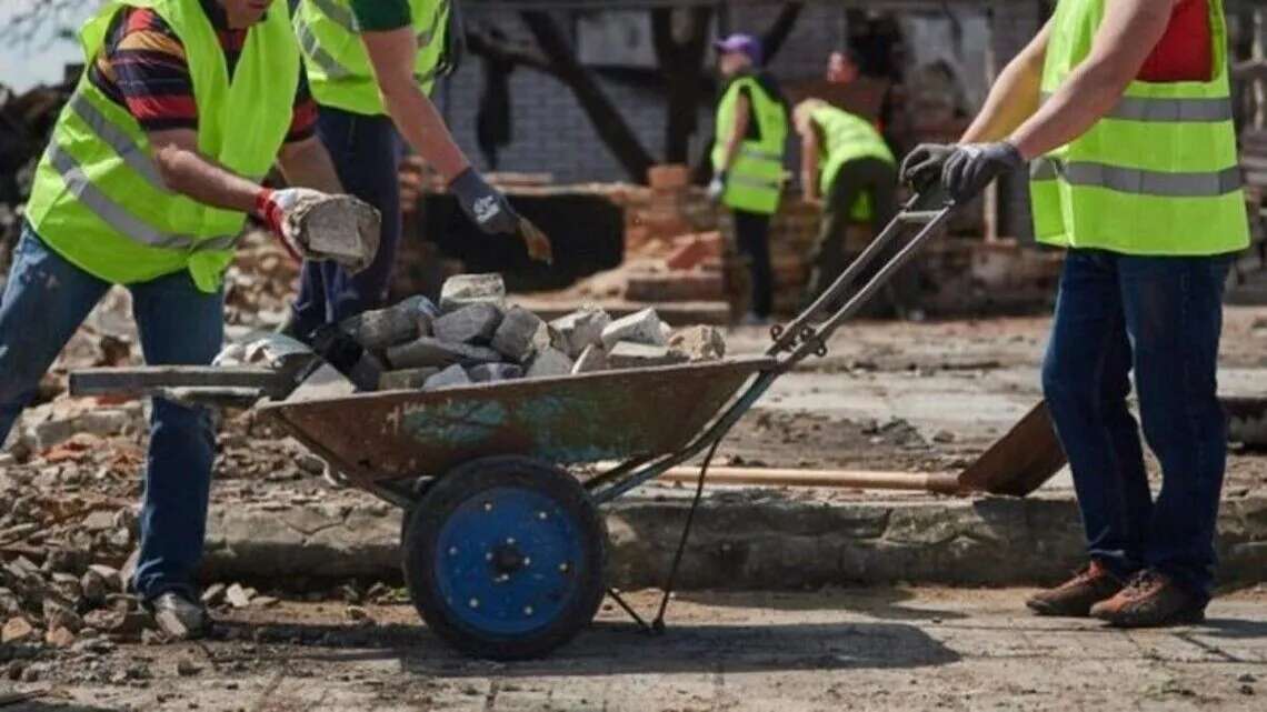 Понад 30 тис. безробітних отримали направлення на роботу у межах програми 