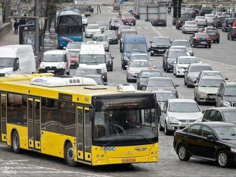 У Києві наземний громадський транспорт курсуватиме під час тривог