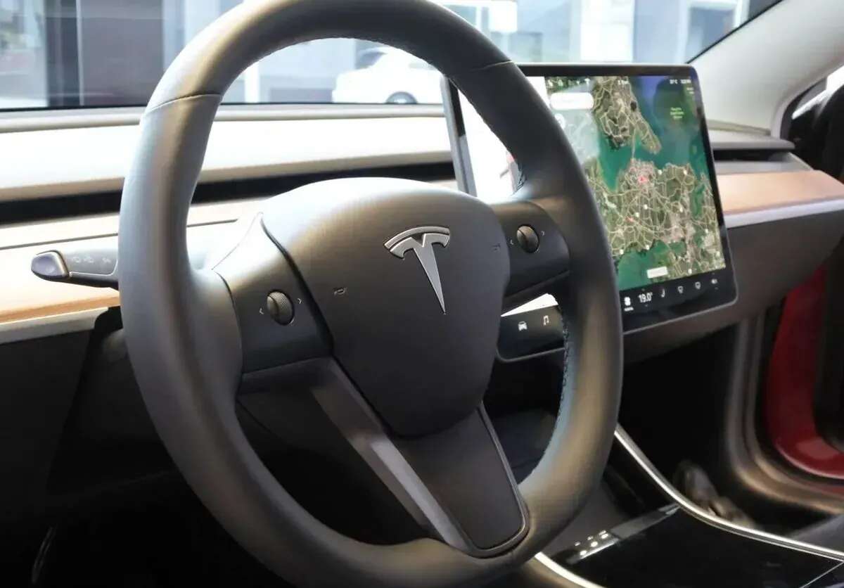 Команда Трампа рекомендує скасувати правило, яке викриває аварії Tesla з автопілотом - Reuters