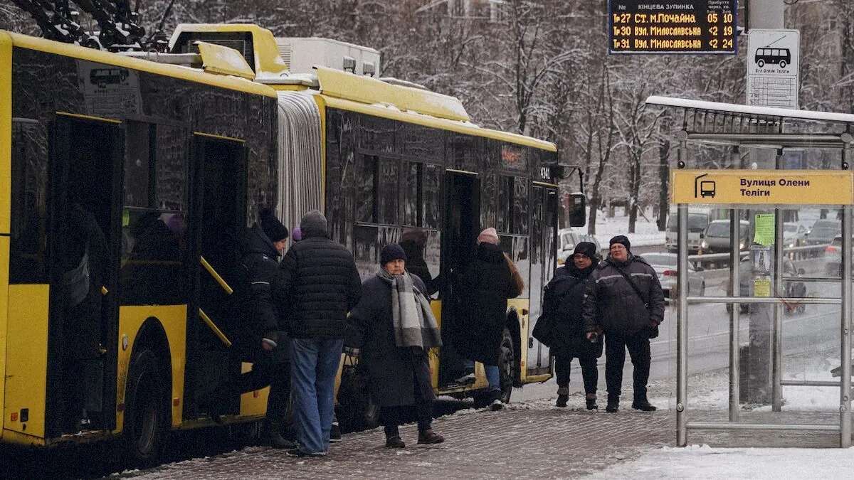 КМВА ініціює перегляд рішення про зупинку транспорту під час тривог