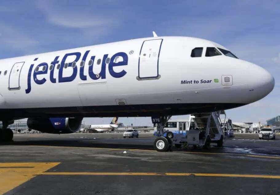 Пасажир JetBlue відкрив аварійний вихід літака через сварку з дівчиною