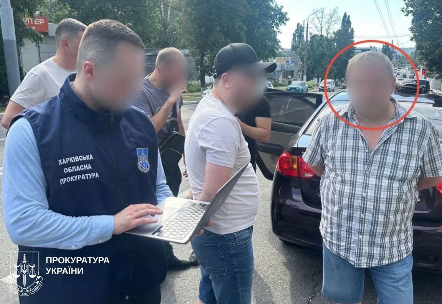 У Харкові перед судом постане чоловік, який організовував виїзд ухилянтів зі знижками на 
