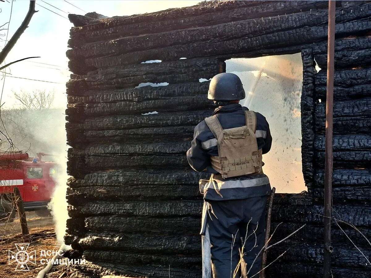 Рятувальники Сумщини ліквідували пожежі, що виникли в житловому секторі через ворожі обстріли