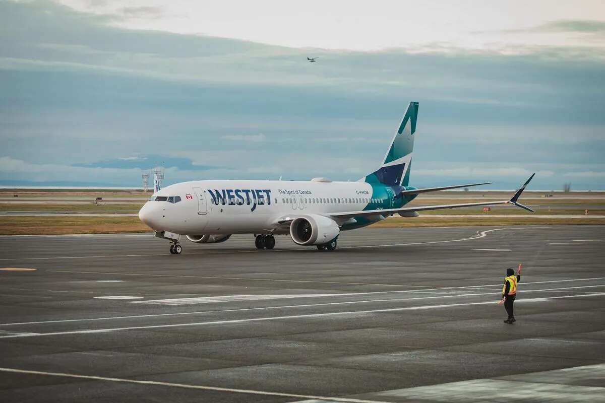 Канадська авіакомпанія WestJet скасувала 407 рейсів через страйк: 49 000 пасажирів були затримані