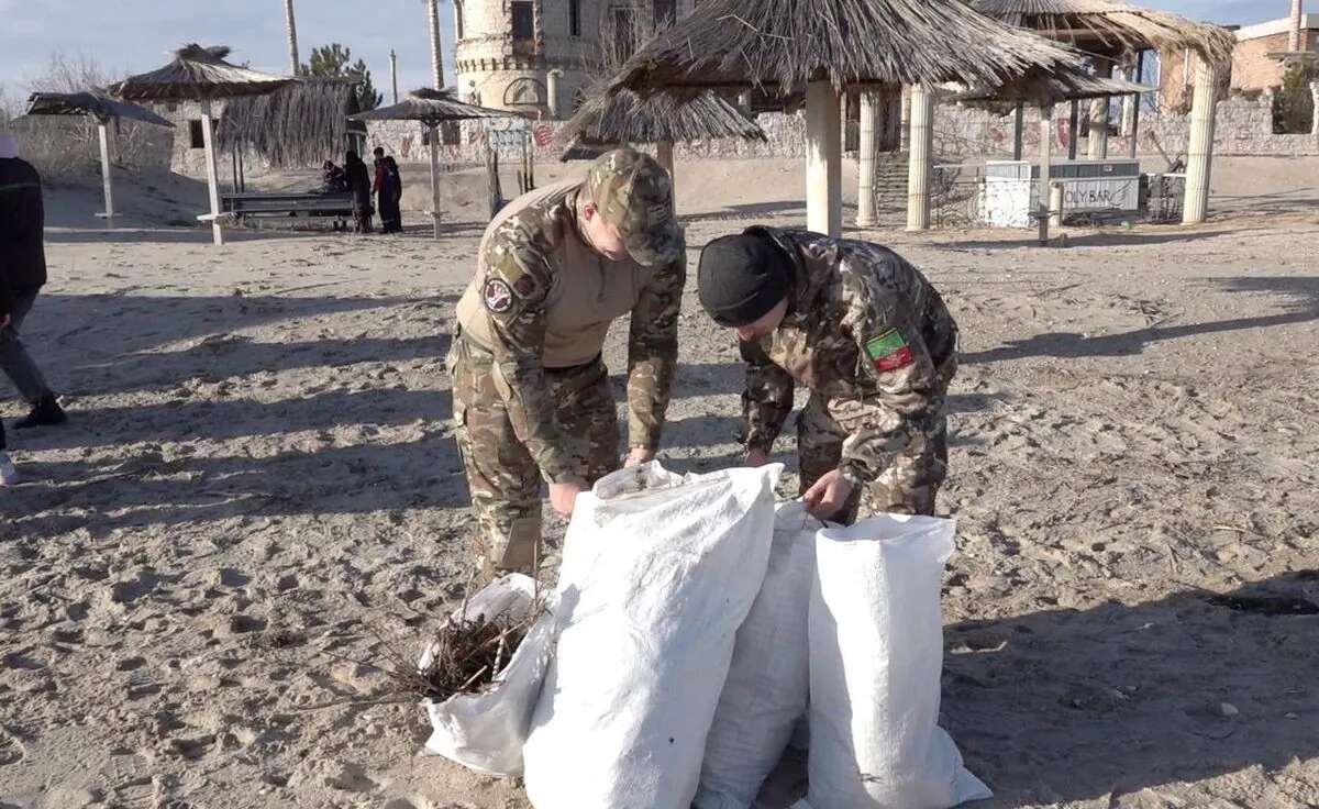 На Бердянській косі зібрали 10 тонн мазуту після аварії російських танкерів