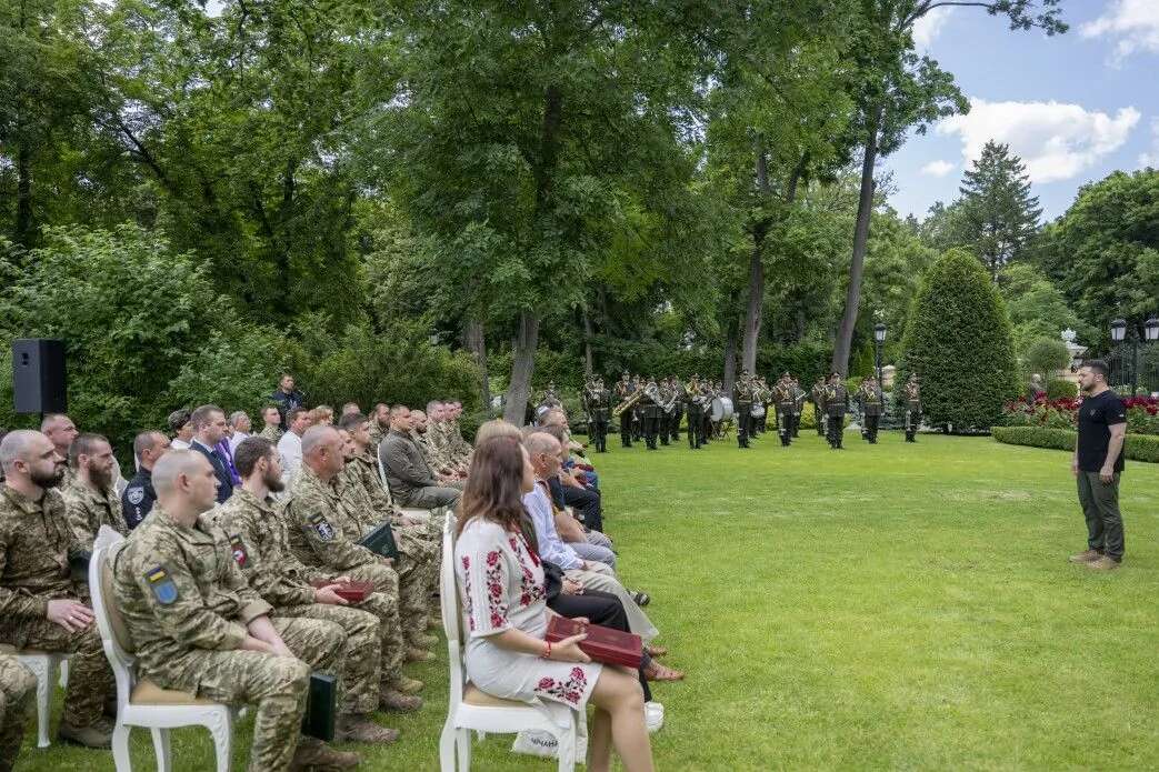 Зеленський у День Конституції відзначив українців держнагородами. Посмертно відзнаки отримали журналіст Олександр Мартиненко та медикиня Ірина Цибух