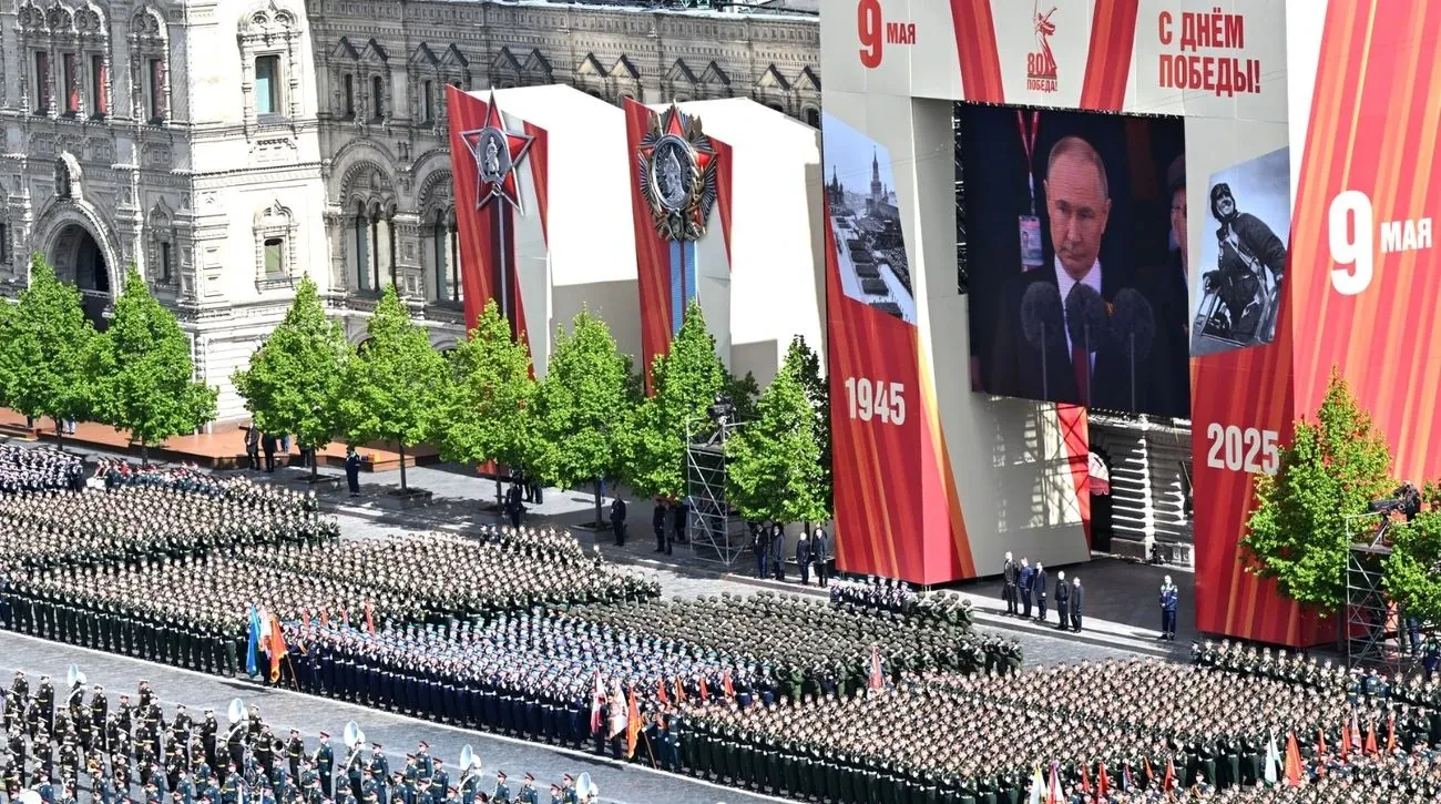 Парад у москві завершено: путін був поруч з Сі Цзіньпіном, але потім спілкувався з військовими КНДР