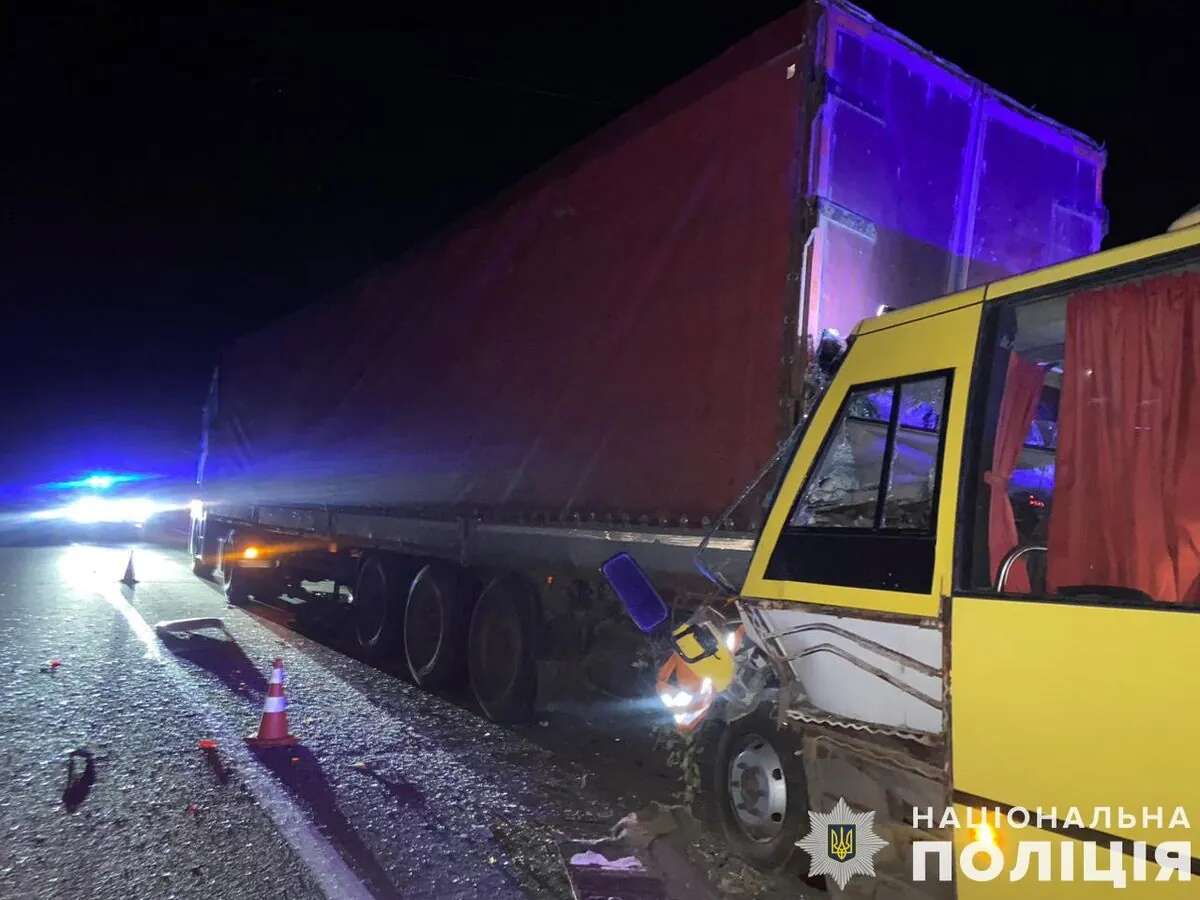 На Львівщині сталась масштабна ДТП за участю автобуса: водій загинув, 9 пасажирів госпіталізували