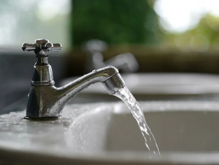 Водопровідну мережу пошкоджено у Києві: які житлові масиви матимуть проблеми із водою