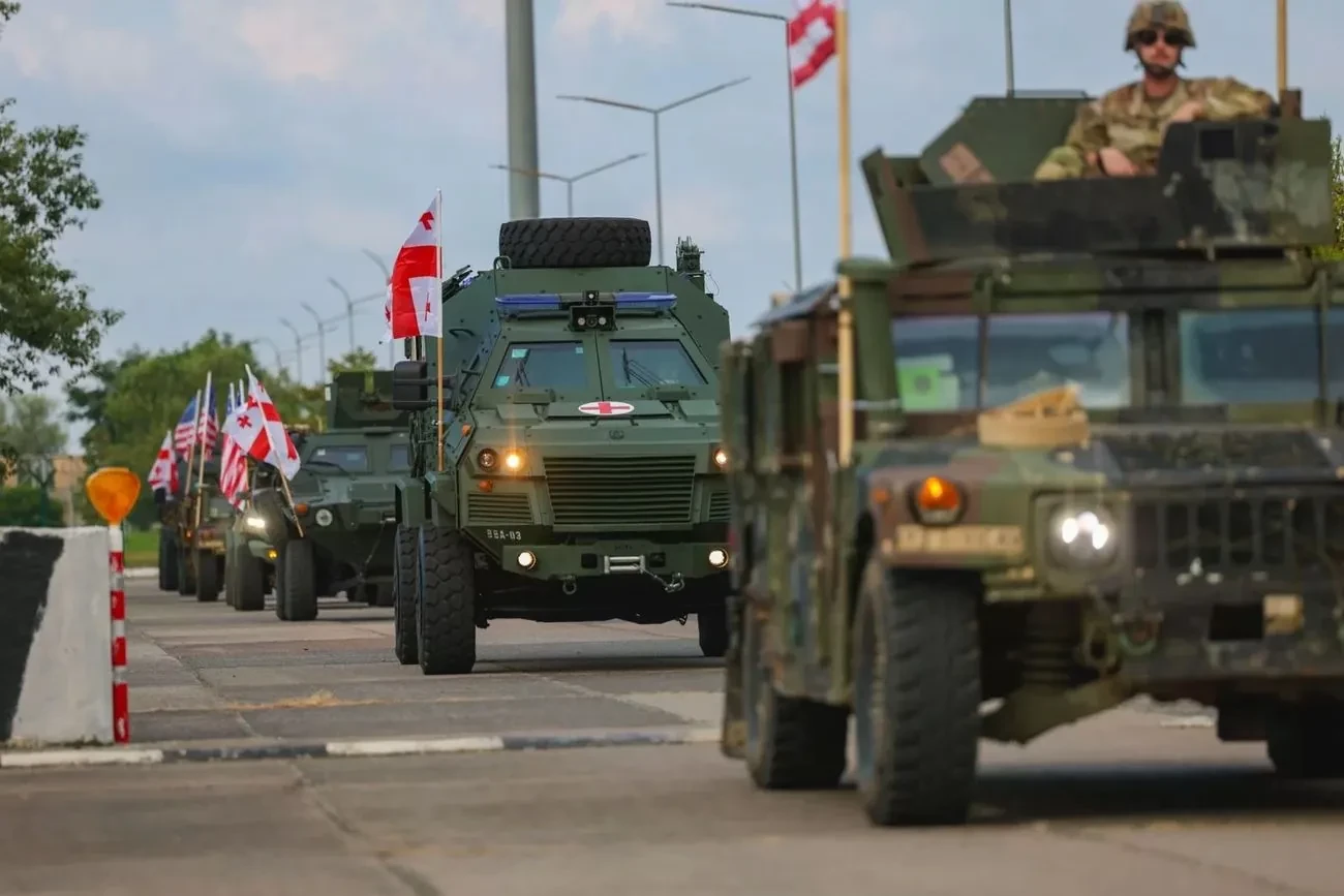 У Грузії стартували багатонаціональні навчання НАТО: грузинську та американську військову техніку перекинули на базу Вазіані