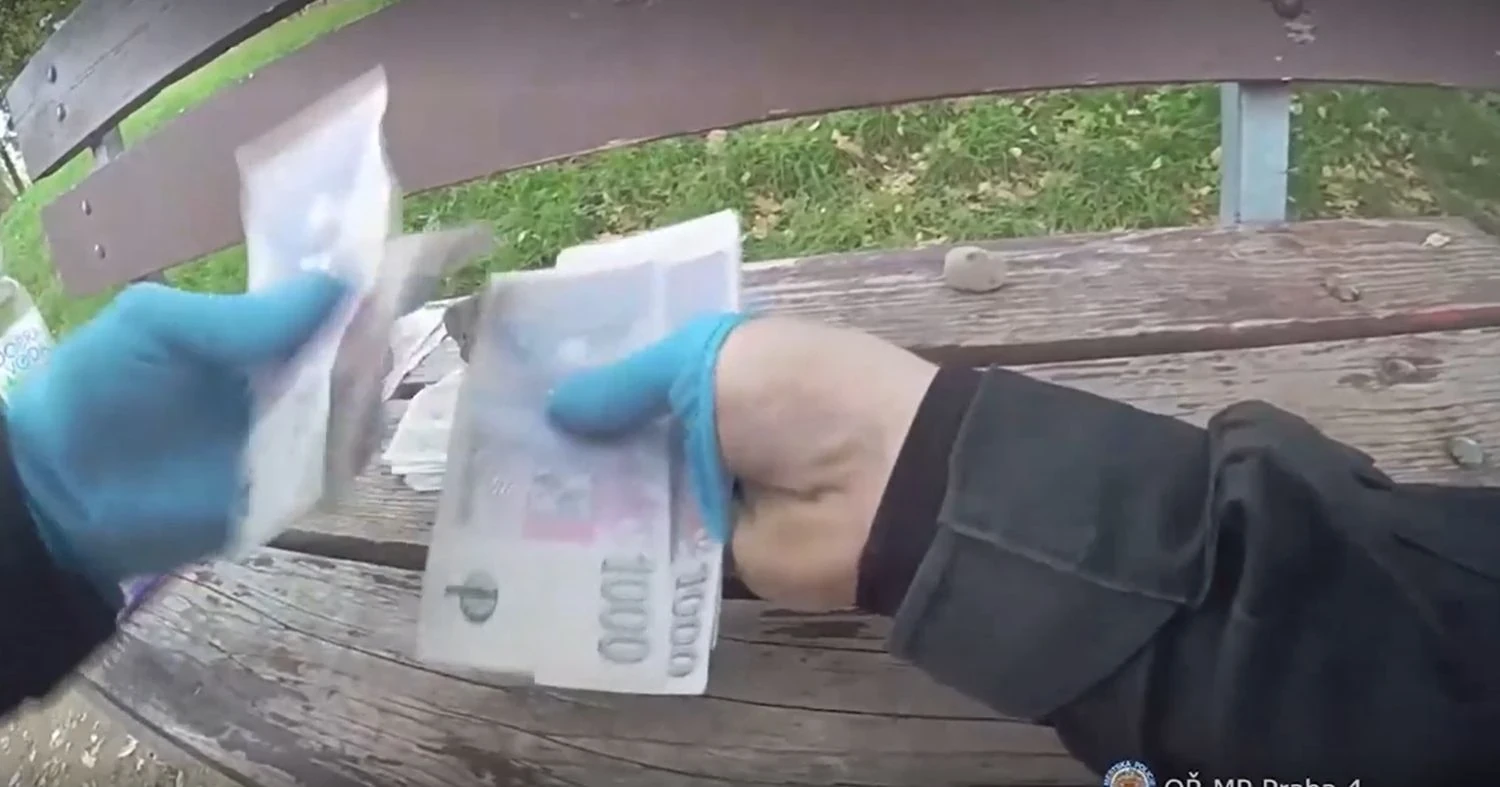 У Празі чоловік під наркотиками “подарував” перехожому 120 тисяч крон