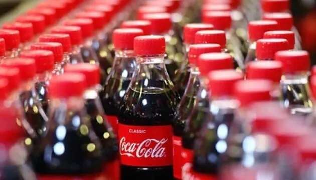 Гучна обіцянка Coca-Cola щодо багаторазової упаковки зникла напередодні саміту з питань пластику